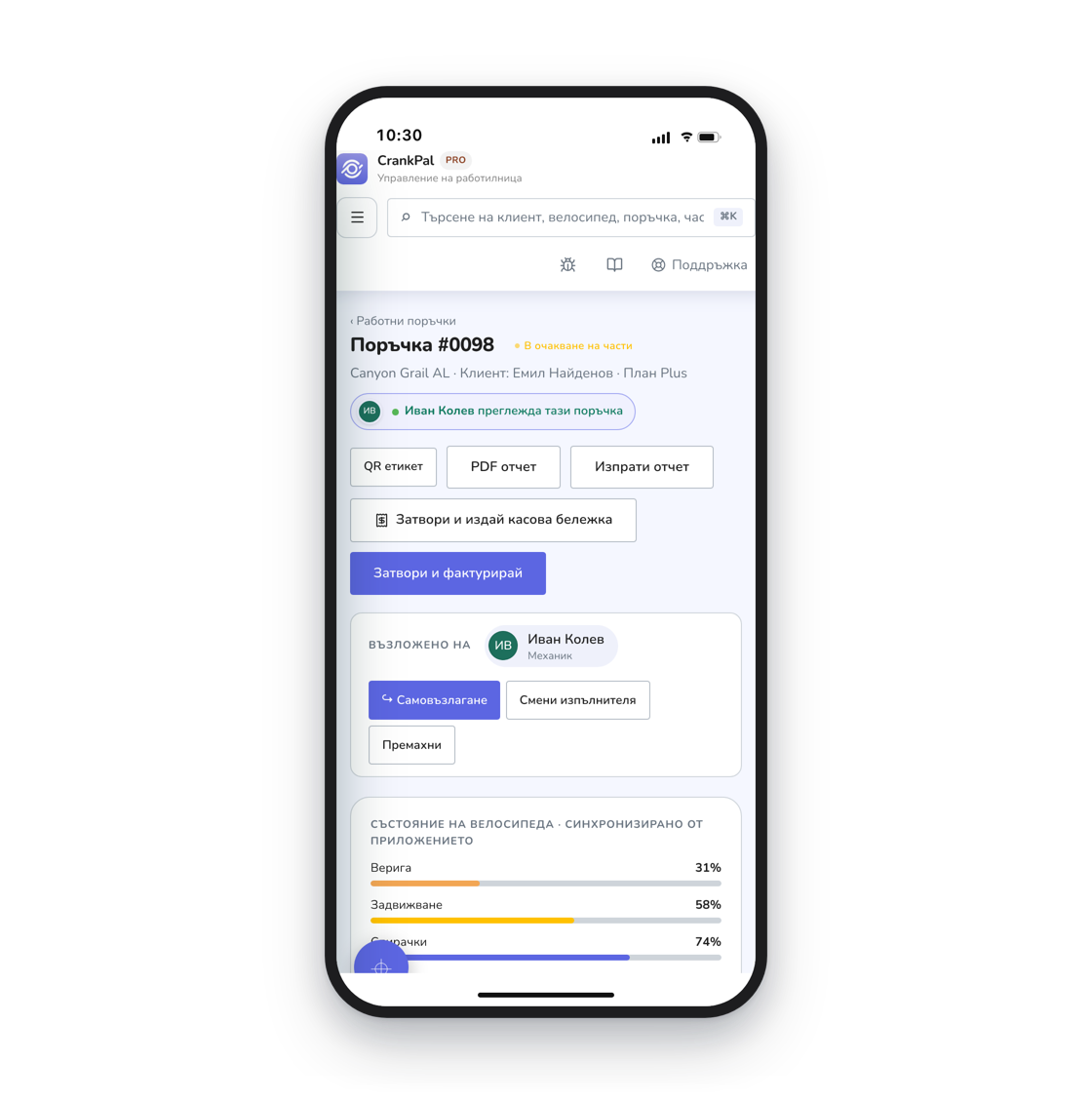 Il gestionale CrankPal aperto su iPhone: l'ordine di lavoro con lo stato, il meccanico assegnato, i pulsanti per chiudere con scontrino o fattura e le barre di salute della bici sincronizzate dall'app.
