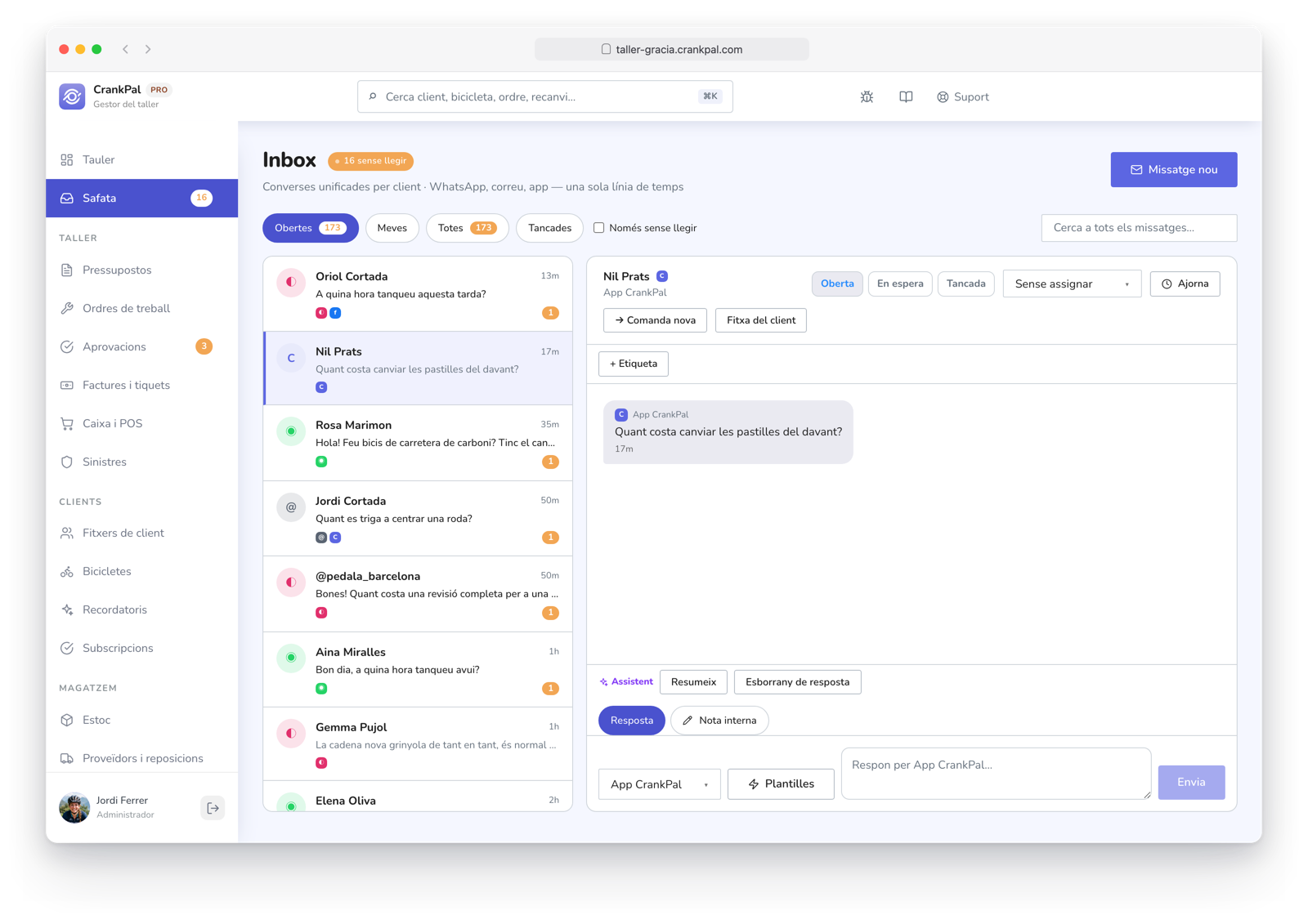 Master Inbox di CrankPal con i messaggi dei clienti da WhatsApp, Email, Facebook, Instagram e app CrankPal in un'unica casella, con la conversazione aperta e il pulsante per aprire la scheda cliente.