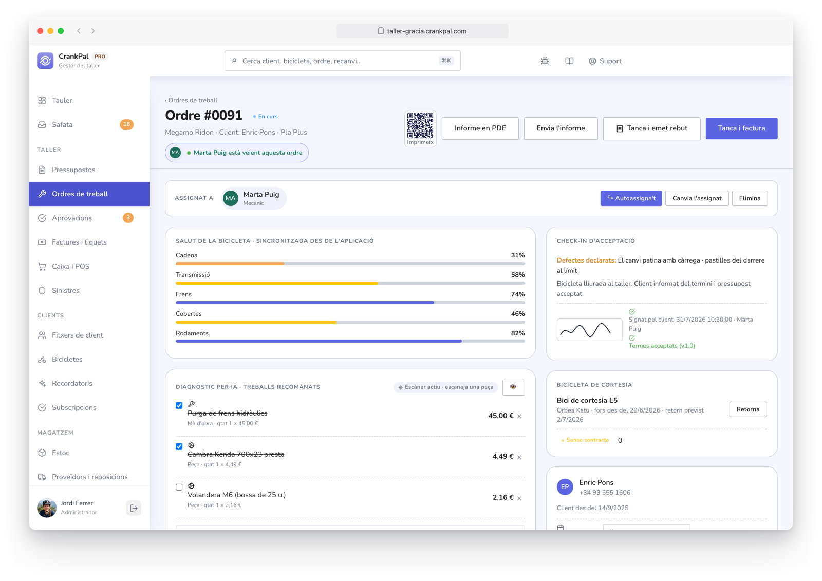 Ordine di lavoro CrankPal con previsione di servizio AI e interventi consigliati, check-in di accettazione con foto e firma, indicatore di presenza live di un collega e chat diretta tra meccanici.