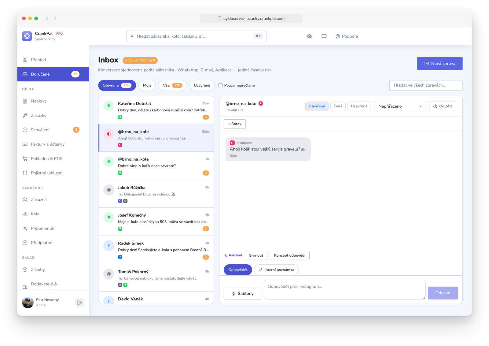 Master Inbox di CrankPal con i messaggi dei clienti da WhatsApp, Email, Facebook, Instagram e app CrankPal in un'unica casella, con la conversazione aperta e il pulsante per aprire la scheda cliente.