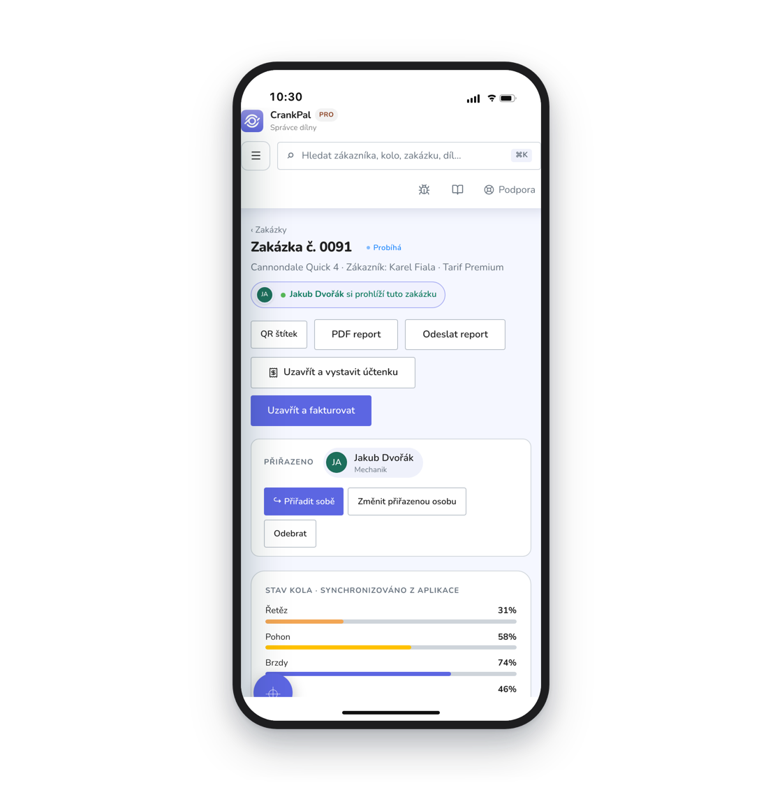 Il gestionale CrankPal aperto su iPhone: l'ordine di lavoro con lo stato, il meccanico assegnato, i pulsanti per chiudere con scontrino o fattura e le barre di salute della bici sincronizzate dall'app.