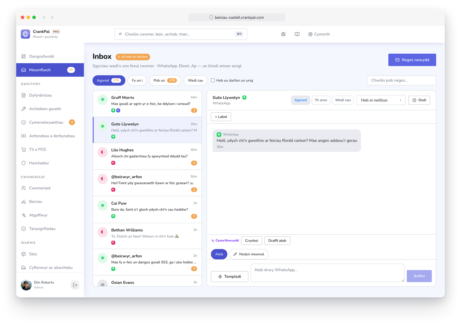 Master Inbox di CrankPal con i messaggi dei clienti da WhatsApp, Email, Facebook, Instagram e app CrankPal in un'unica casella, con la conversazione aperta e il pulsante per aprire la scheda cliente.
