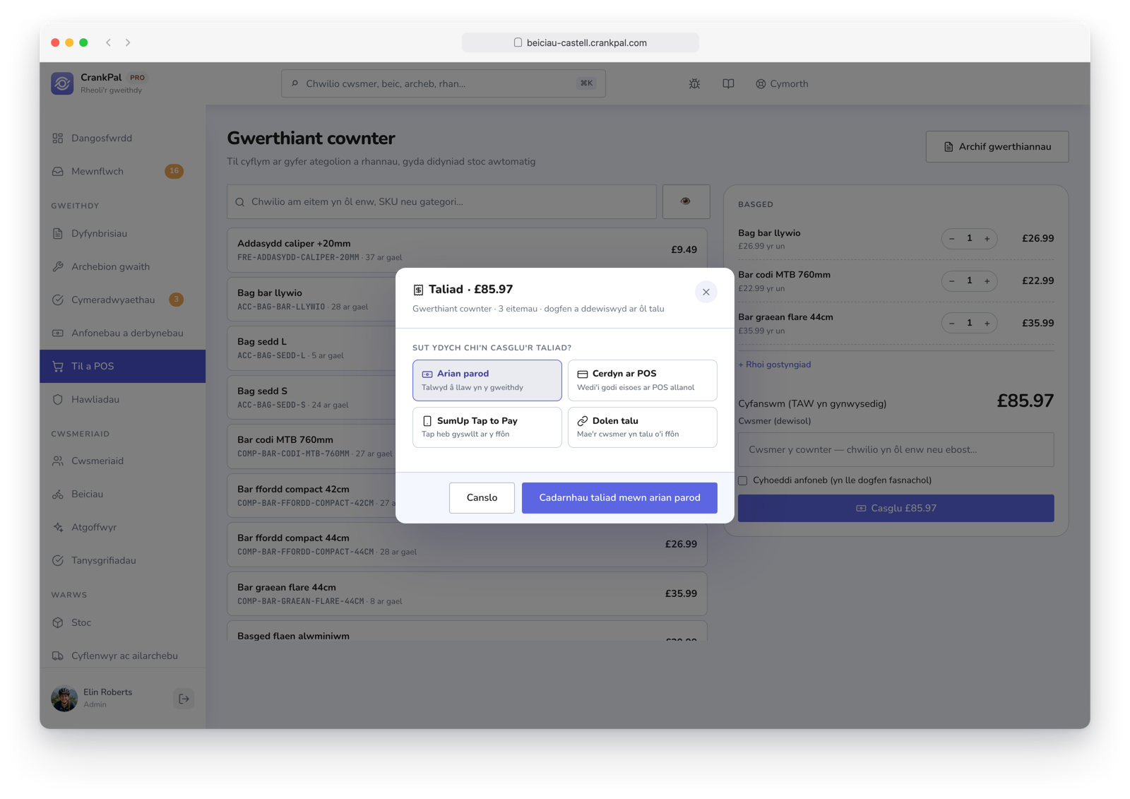 Vendita al banco di CrankPal con scarico automatico del magazzino e modale di incasso: contanti, carta su POS, SumUp Tap to Pay e link di pagamento.