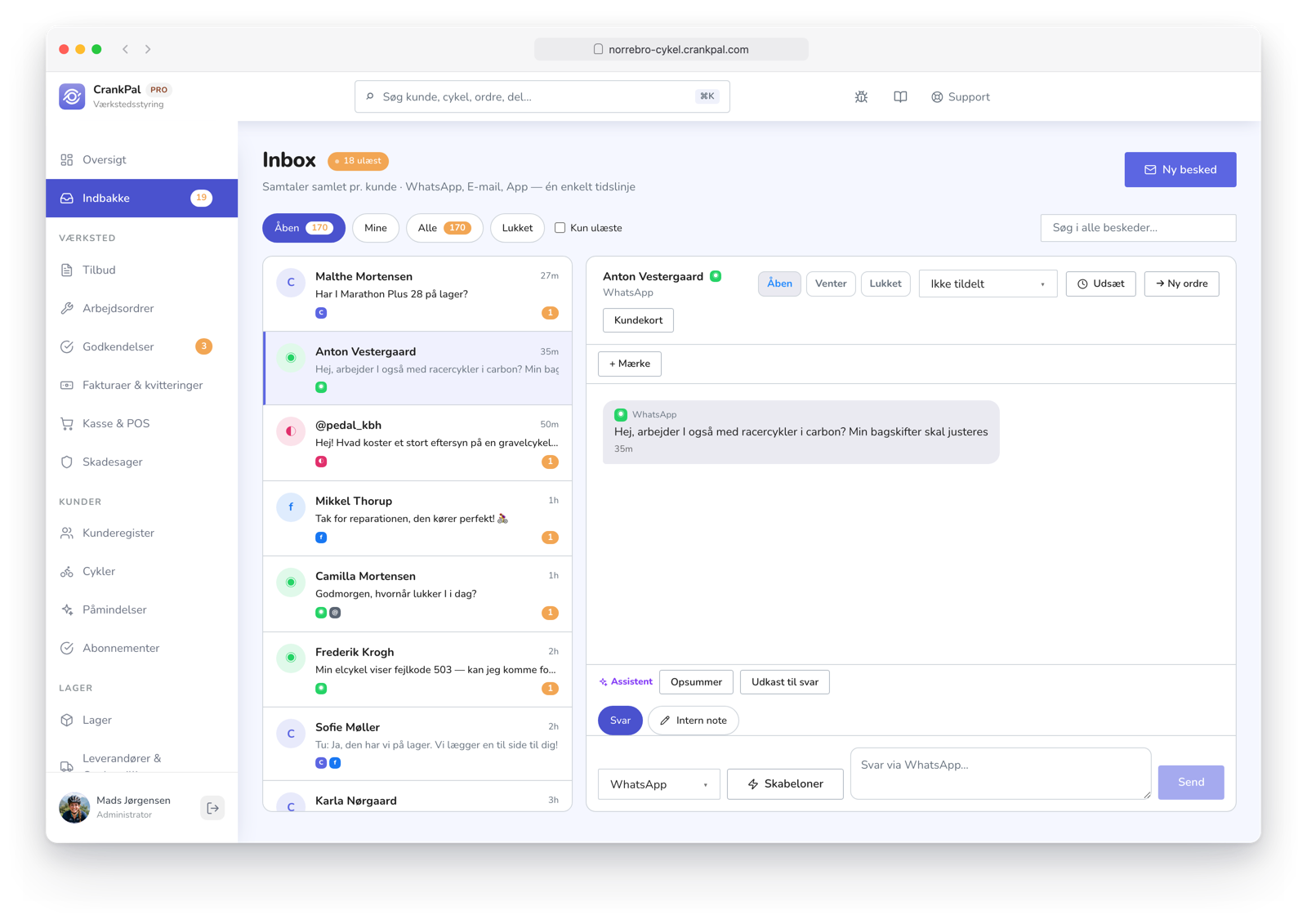 Master Inbox di CrankPal con i messaggi dei clienti da WhatsApp, Email, Facebook, Instagram e app CrankPal in un'unica casella, con la conversazione aperta e il pulsante per aprire la scheda cliente.