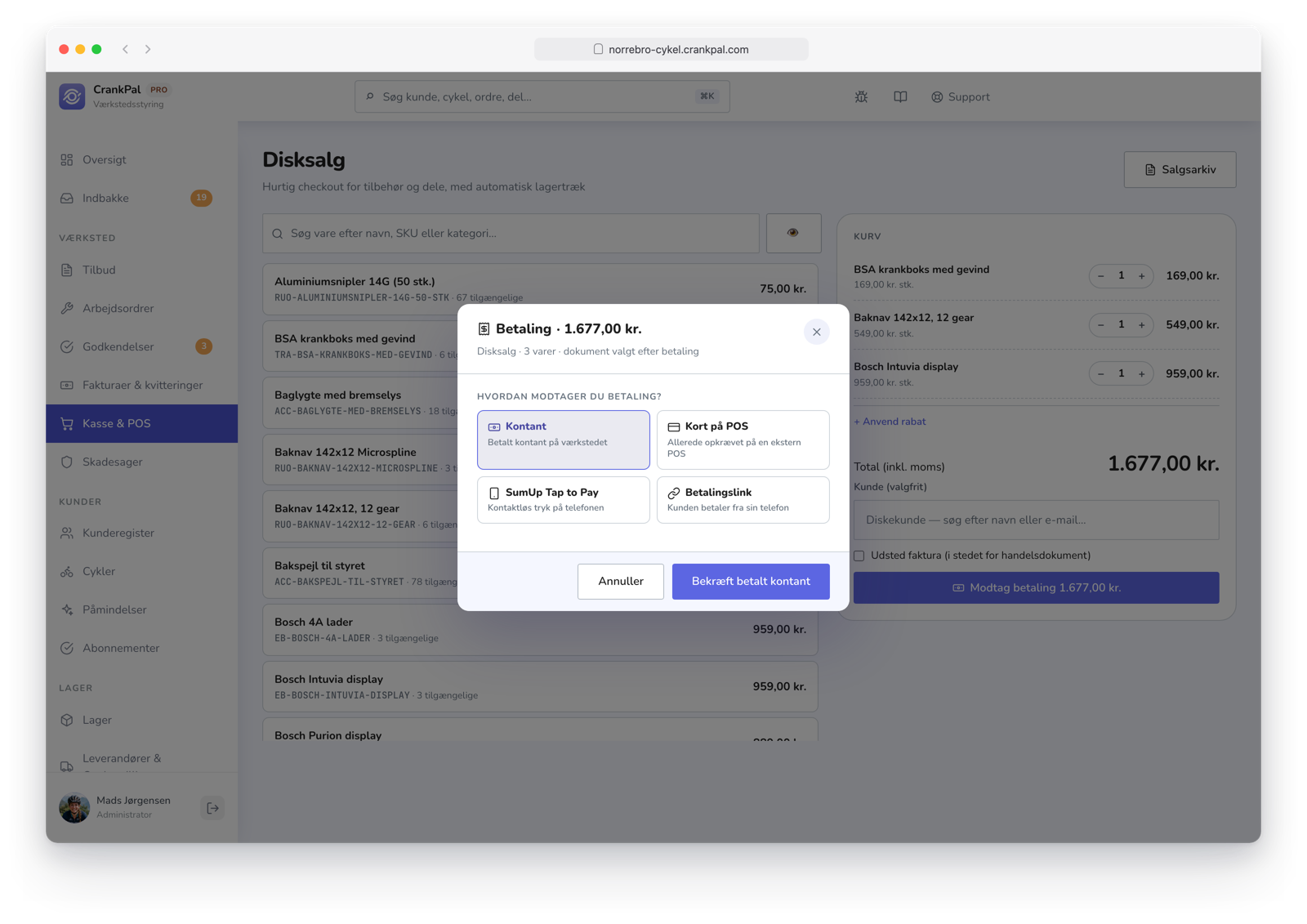 Vendita al banco di CrankPal con scarico automatico del magazzino e modale di incasso: contanti, carta su POS, SumUp Tap to Pay e link di pagamento.