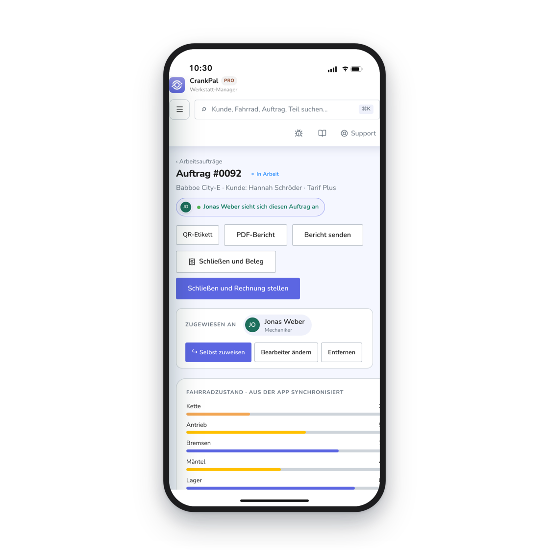 Il gestionale CrankPal aperto su iPhone: l'ordine di lavoro con lo stato, il meccanico assegnato, i pulsanti per chiudere con scontrino o fattura e le barre di salute della bici sincronizzate dall'app.