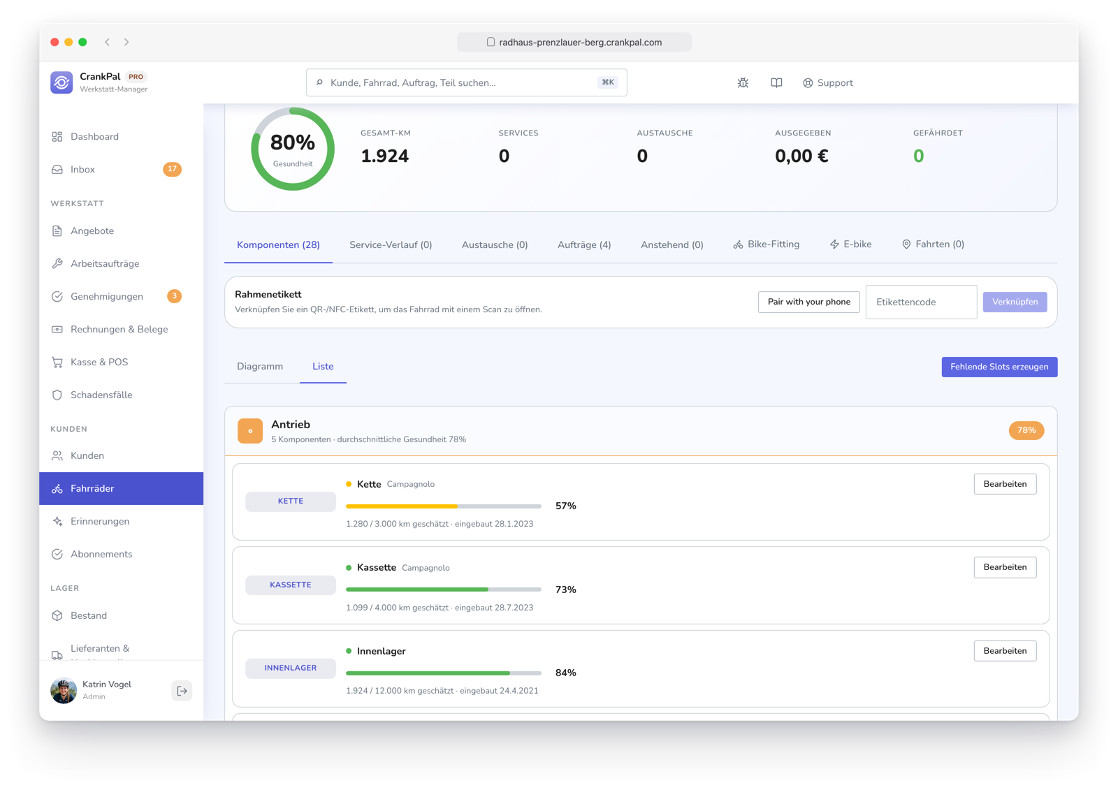 Scheda di una e-bike nel gestionale CrankPal: salute complessiva, chilometri totali, componenti censiti con la percentuale di usura di catena, cassetta e cambio, chilometri percorsi e data di installazione, e il pulsante per generare un preventivo unico con le parti da sostituire.