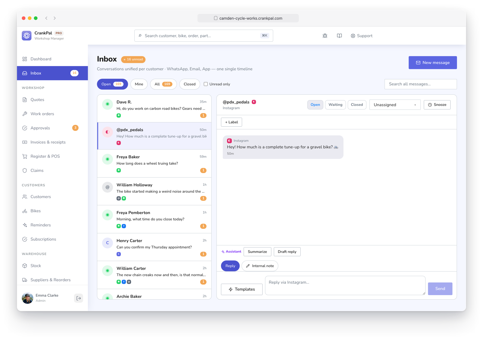 Master Inbox di CrankPal con i messaggi dei clienti da WhatsApp, Email, Facebook, Instagram e app CrankPal in un'unica casella, con la conversazione aperta e il pulsante per aprire la scheda cliente.