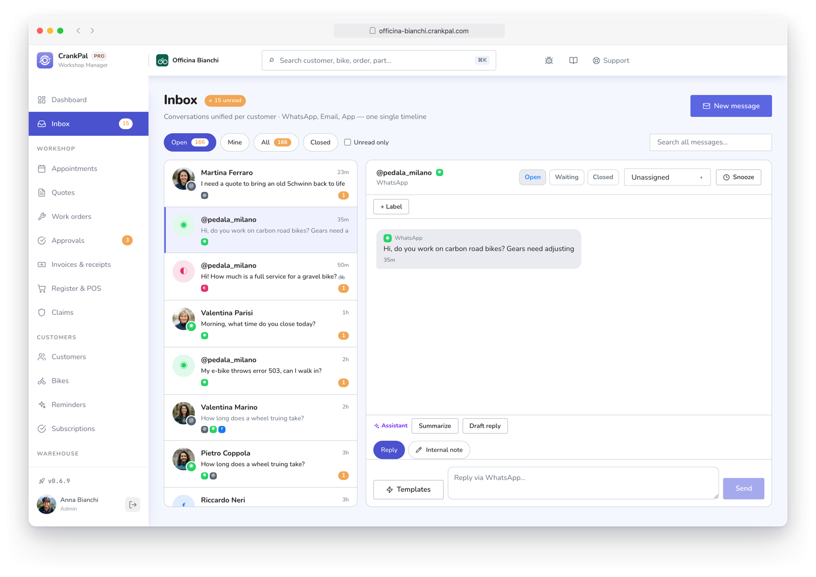 Master Inbox di CrankPal con i messaggi dei clienti da WhatsApp, Email, Facebook, Instagram e app CrankPal in un'unica casella, con la conversazione aperta e il pulsante per aprire la scheda cliente.
