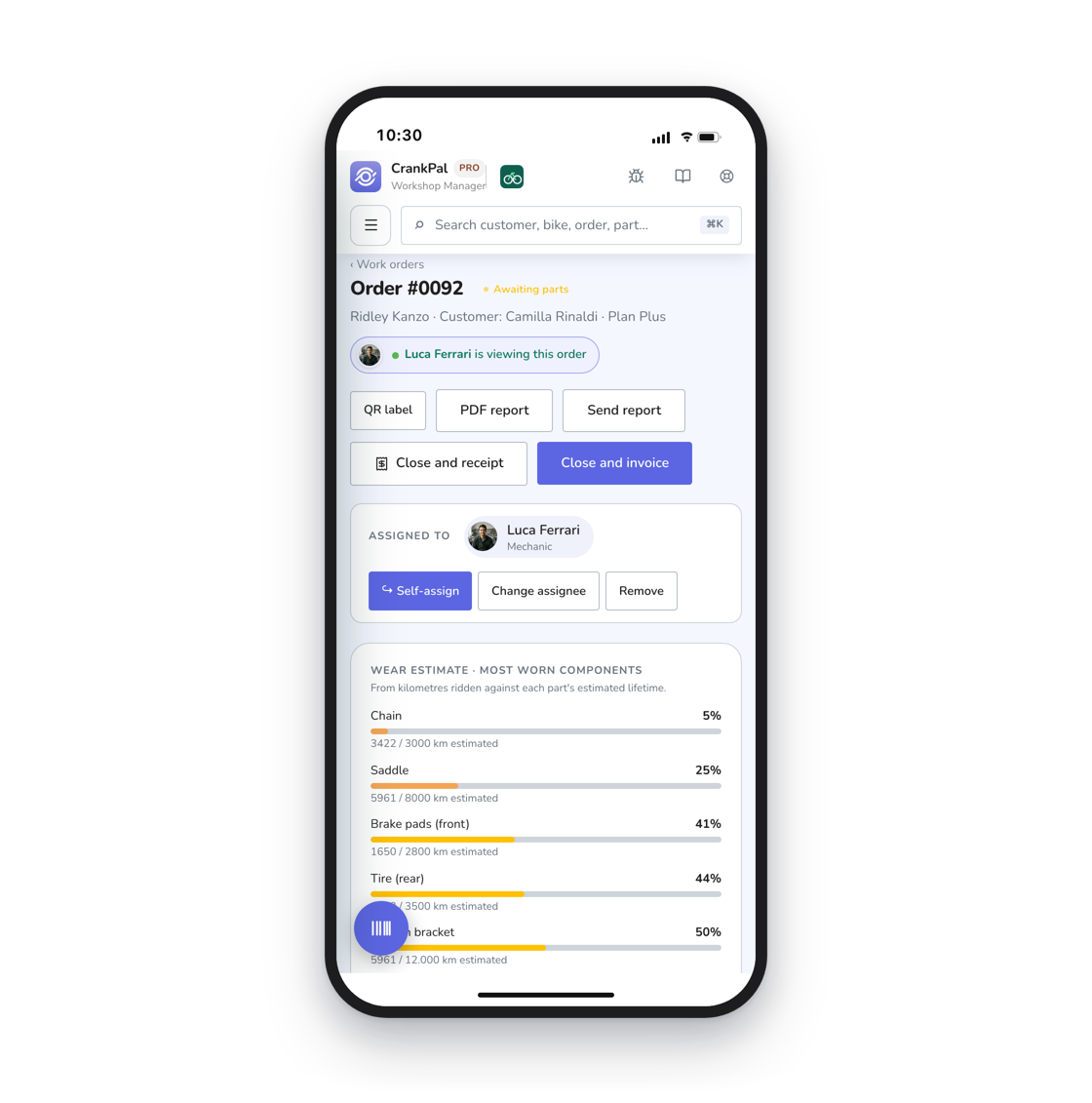 Il gestionale CrankPal aperto su iPhone: l'ordine di lavoro con lo stato, il meccanico assegnato, i pulsanti per chiudere con scontrino o fattura e le barre di salute della bici sincronizzate dall'app.