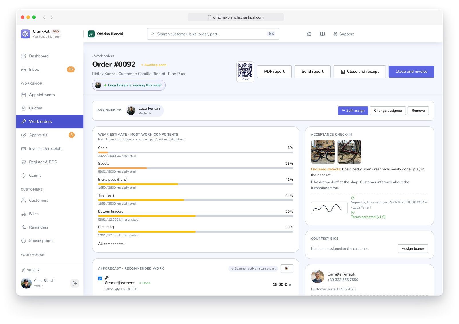 Ordine di lavoro CrankPal con previsione di servizio AI e interventi consigliati, check-in di accettazione con foto e firma, indicatore di presenza live di un collega e chat diretta tra meccanici.