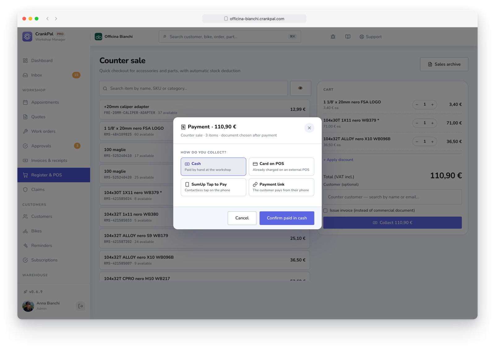 Vendita al banco di CrankPal con scarico automatico del magazzino e modale di incasso: contanti, carta su POS, SumUp Tap to Pay e link di pagamento.
