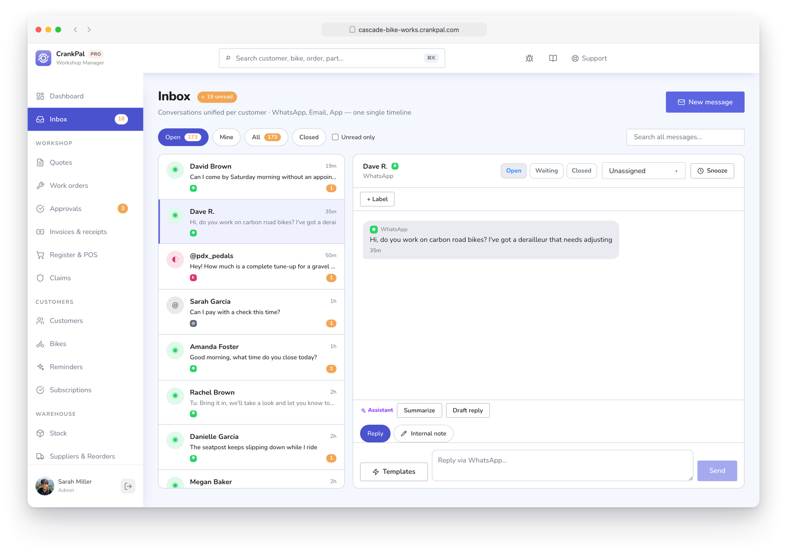 Master Inbox di CrankPal con i messaggi dei clienti da WhatsApp, Email, Facebook, Instagram e app CrankPal in un'unica casella, con la conversazione aperta e il pulsante per aprire la scheda cliente.