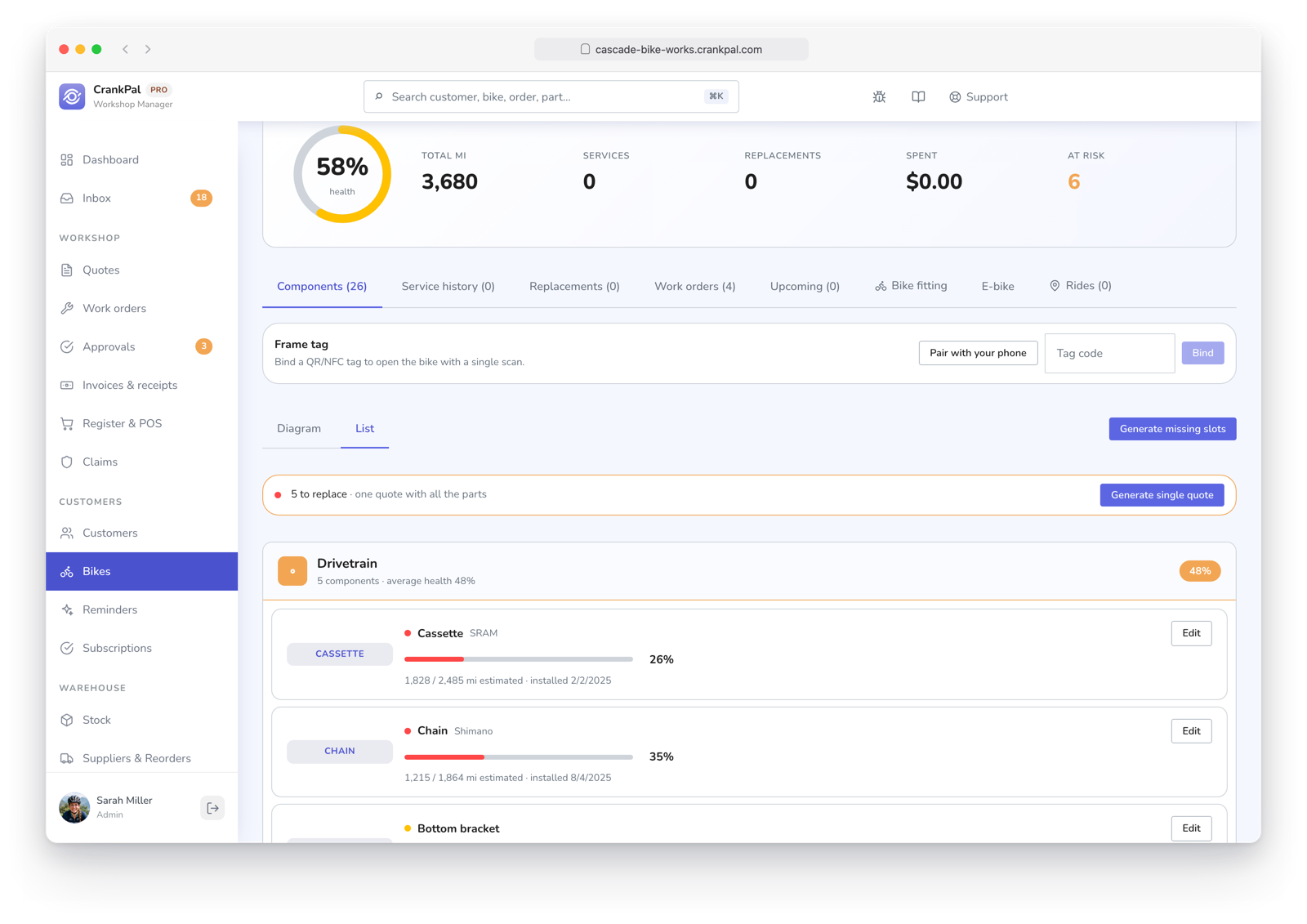 Scheda di una e-bike nel gestionale CrankPal: salute complessiva, chilometri totali, componenti censiti con la percentuale di usura di catena, cassetta e cambio, chilometri percorsi e data di installazione, e il pulsante per generare un preventivo unico con le parti da sostituire.