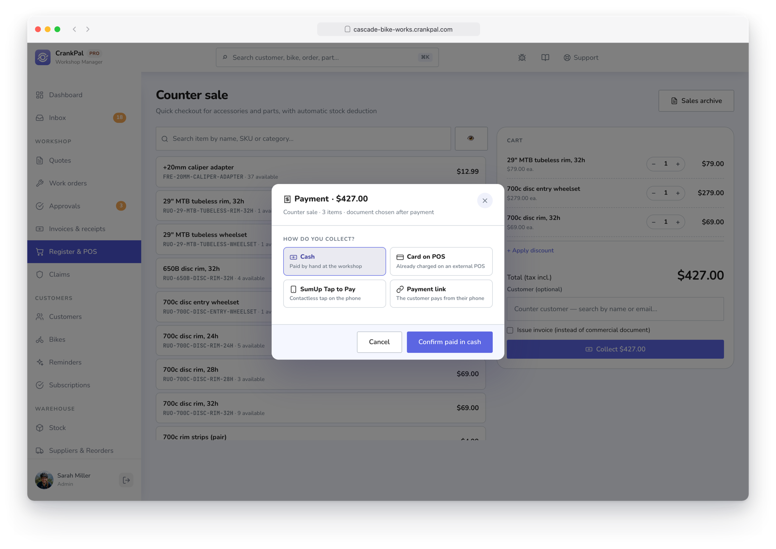 Vendita al banco di CrankPal con scarico automatico del magazzino e modale di incasso: contanti, carta su POS, SumUp Tap to Pay e link di pagamento.