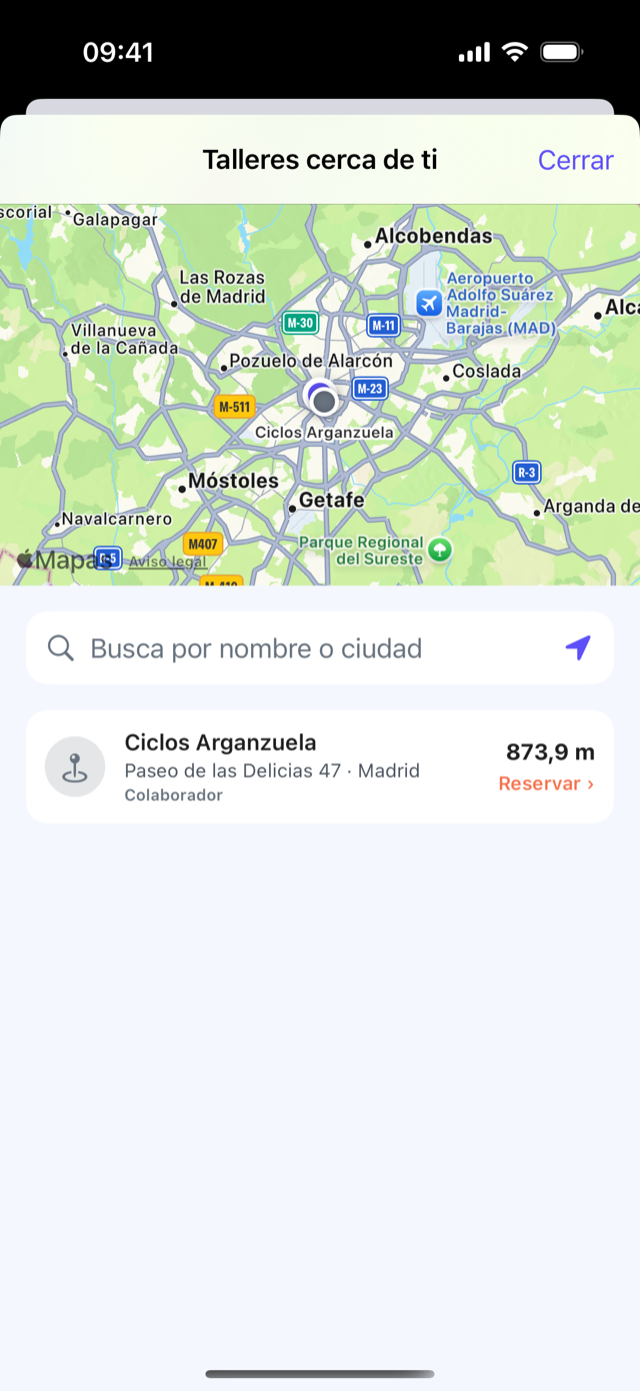 La app CrankPal: el mapa de los talleres cercanos, con la ficha del taller, la distancia y el botón para reservar