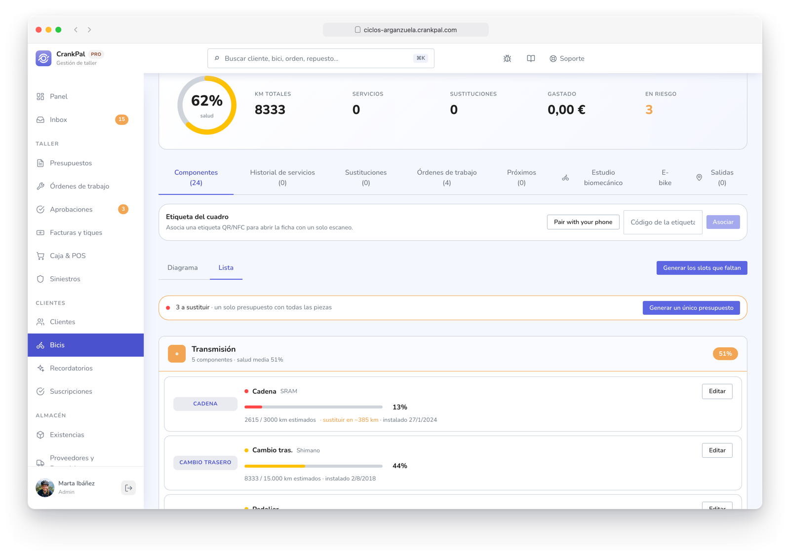 Scheda di una e-bike nel gestionale CrankPal: salute complessiva, chilometri totali, componenti censiti con la percentuale di usura di catena, cassetta e cambio, chilometri percorsi e data di installazione, e il pulsante per generare un preventivo unico con le parti da sostituire.