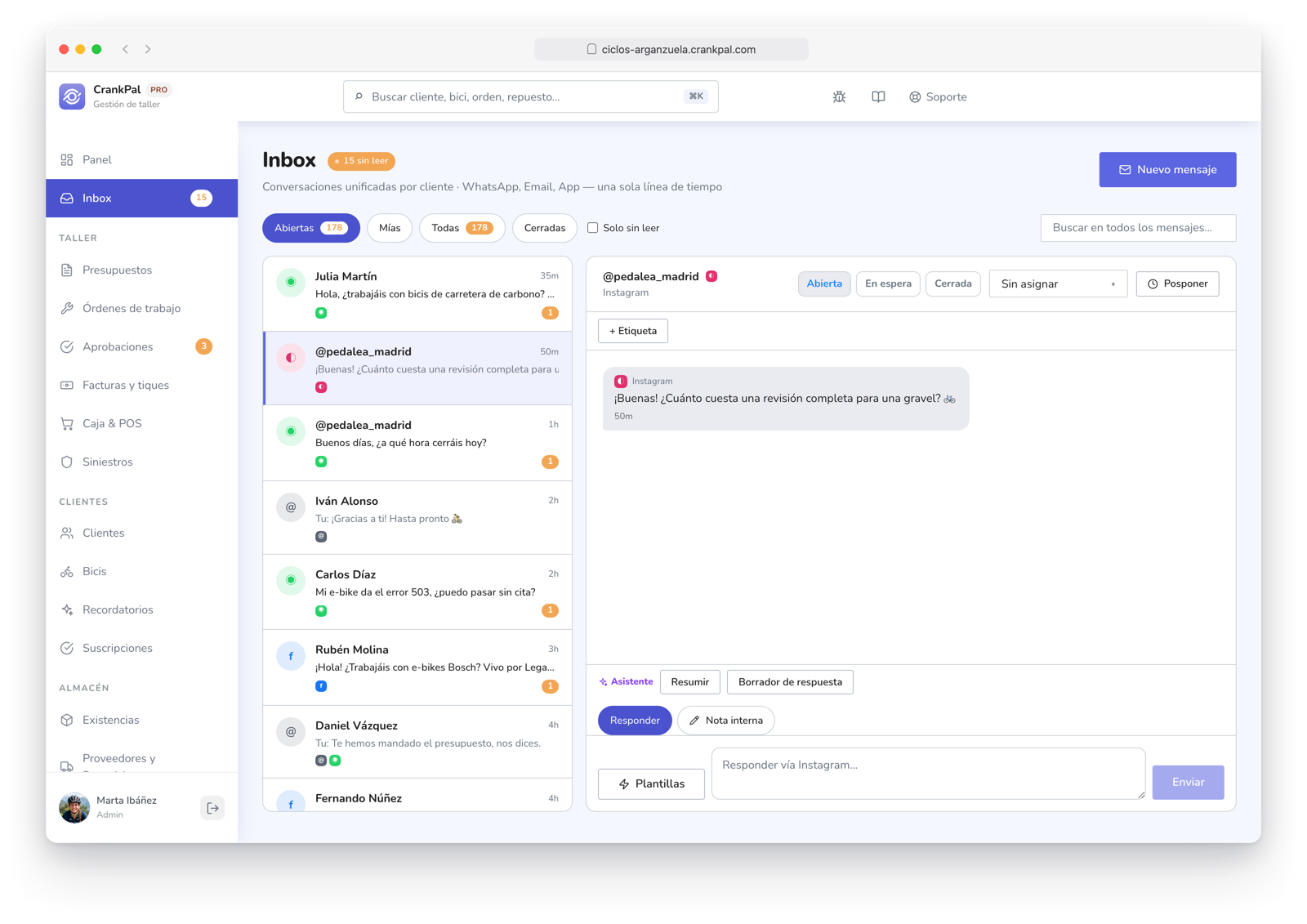 Master Inbox di CrankPal con i messaggi dei clienti da WhatsApp, Email, Facebook, Instagram e app CrankPal in un'unica casella, con la conversazione aperta e il pulsante per aprire la scheda cliente.