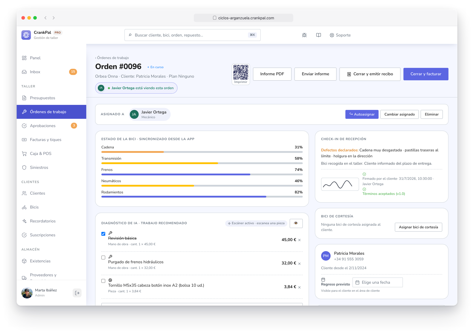 Ordine di lavoro CrankPal con previsione di servizio AI e interventi consigliati, check-in di accettazione con foto e firma, indicatore di presenza live di un collega e chat diretta tra meccanici.
