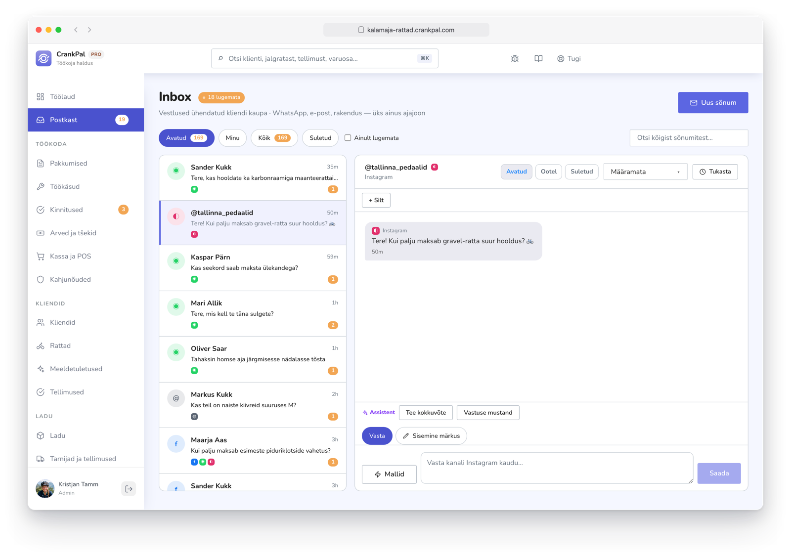 Master Inbox di CrankPal con i messaggi dei clienti da WhatsApp, Email, Facebook, Instagram e app CrankPal in un'unica casella, con la conversazione aperta e il pulsante per aprire la scheda cliente.