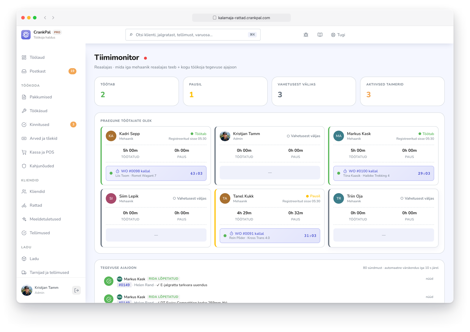 Monitor team di CrankPal in tempo reale: collaboratori al lavoro, in pausa o fuori turno, timer attivi sugli ordini e timeline live dell'attività dell'officina.