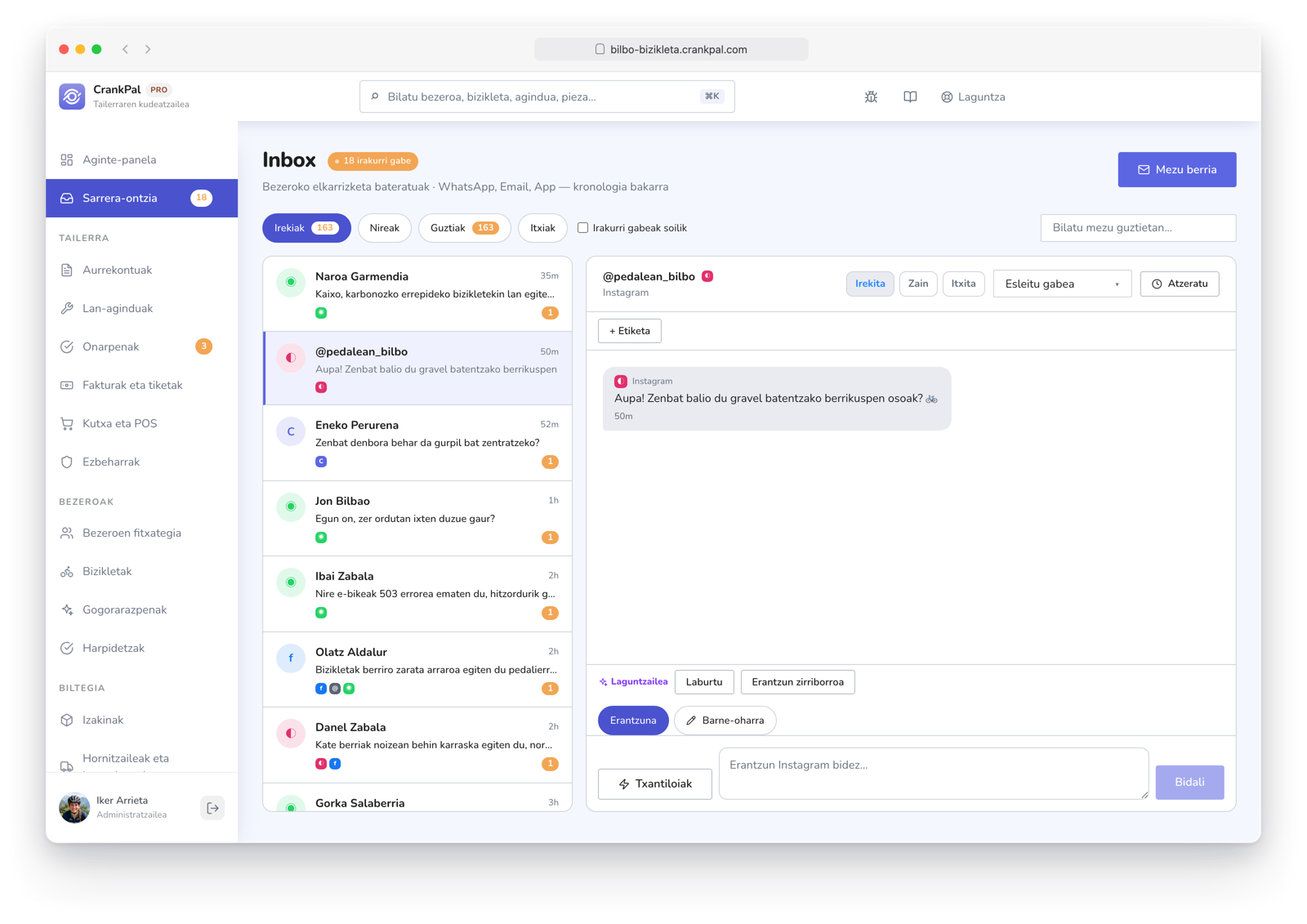 Master Inbox di CrankPal con i messaggi dei clienti da WhatsApp, Email, Facebook, Instagram e app CrankPal in un'unica casella, con la conversazione aperta e il pulsante per aprire la scheda cliente.