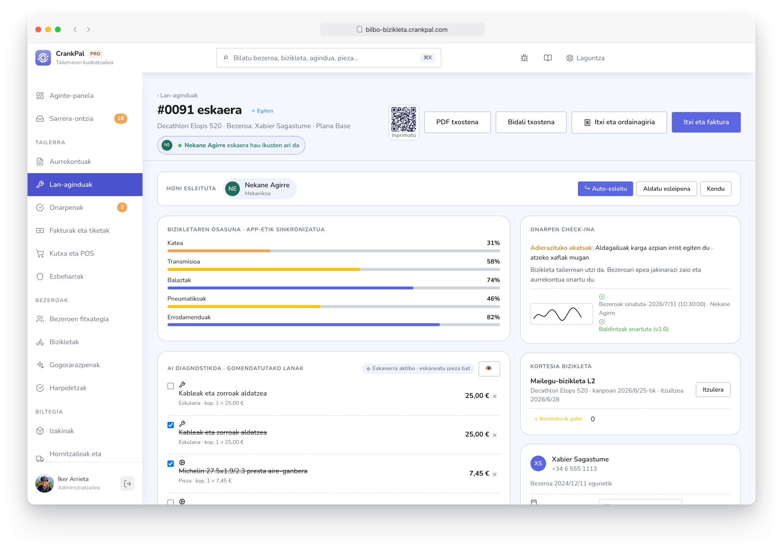 Ordine di lavoro CrankPal con previsione di servizio AI e interventi consigliati, check-in di accettazione con foto e firma, indicatore di presenza live di un collega e chat diretta tra meccanici.