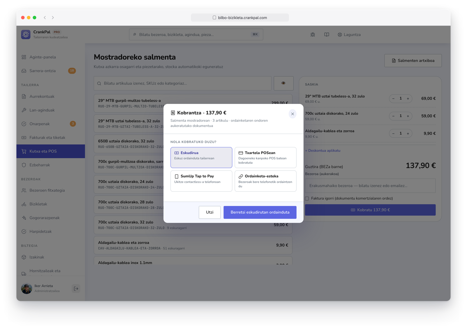 Vendita al banco di CrankPal con scarico automatico del magazzino e modale di incasso: contanti, carta su POS, SumUp Tap to Pay e link di pagamento.