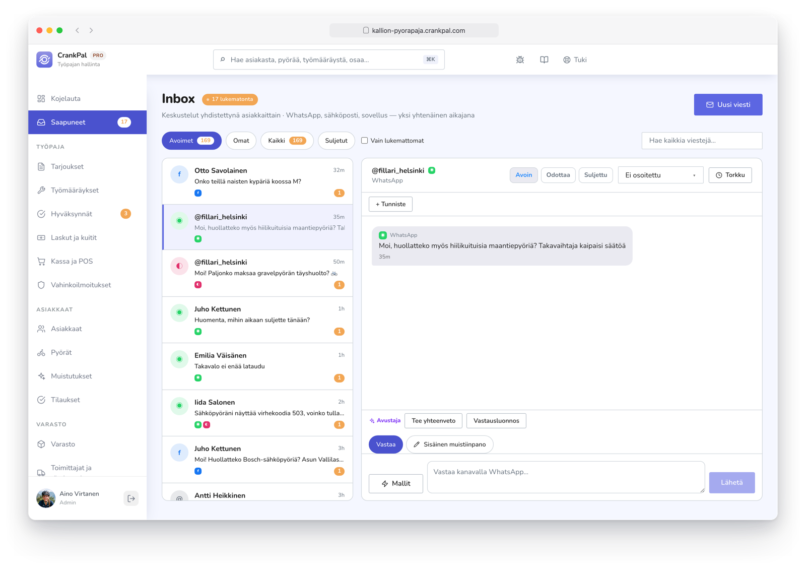 Master Inbox di CrankPal con i messaggi dei clienti da WhatsApp, Email, Facebook, Instagram e app CrankPal in un'unica casella, con la conversazione aperta e il pulsante per aprire la scheda cliente.