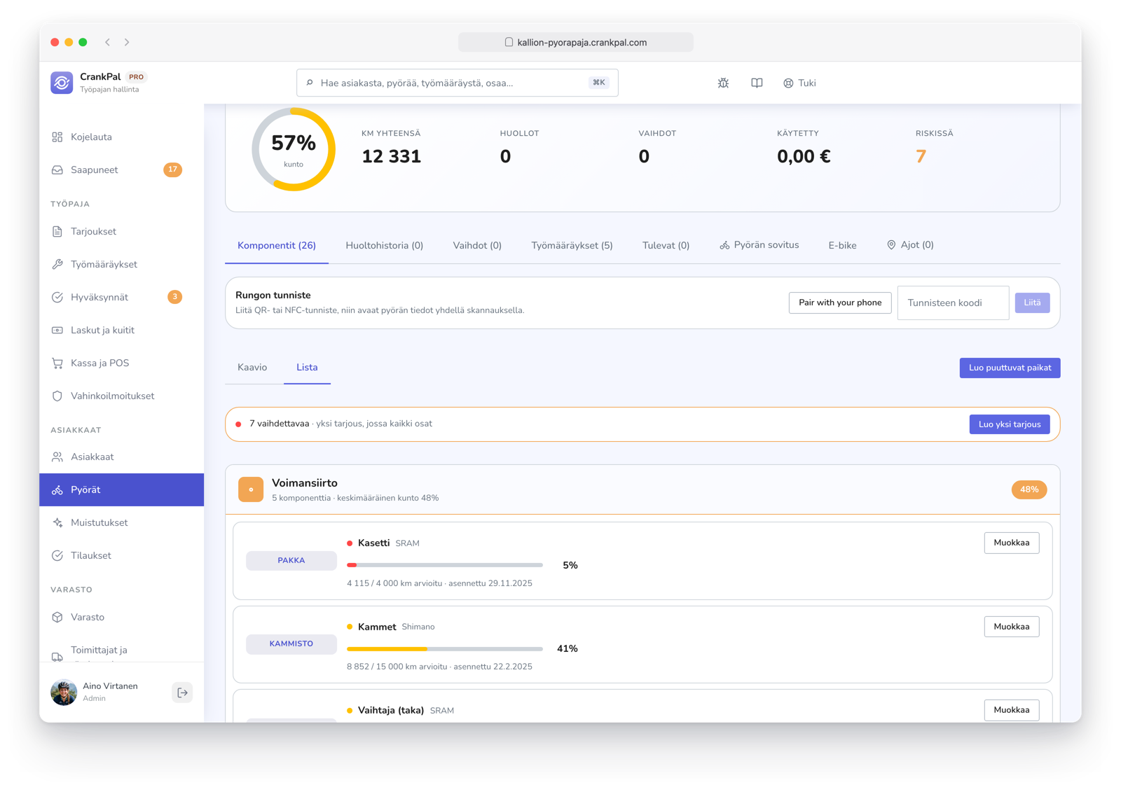 Scheda di una e-bike nel gestionale CrankPal: salute complessiva, chilometri totali, componenti censiti con la percentuale di usura di catena, cassetta e cambio, chilometri percorsi e data di installazione, e il pulsante per generare un preventivo unico con le parti da sostituire.