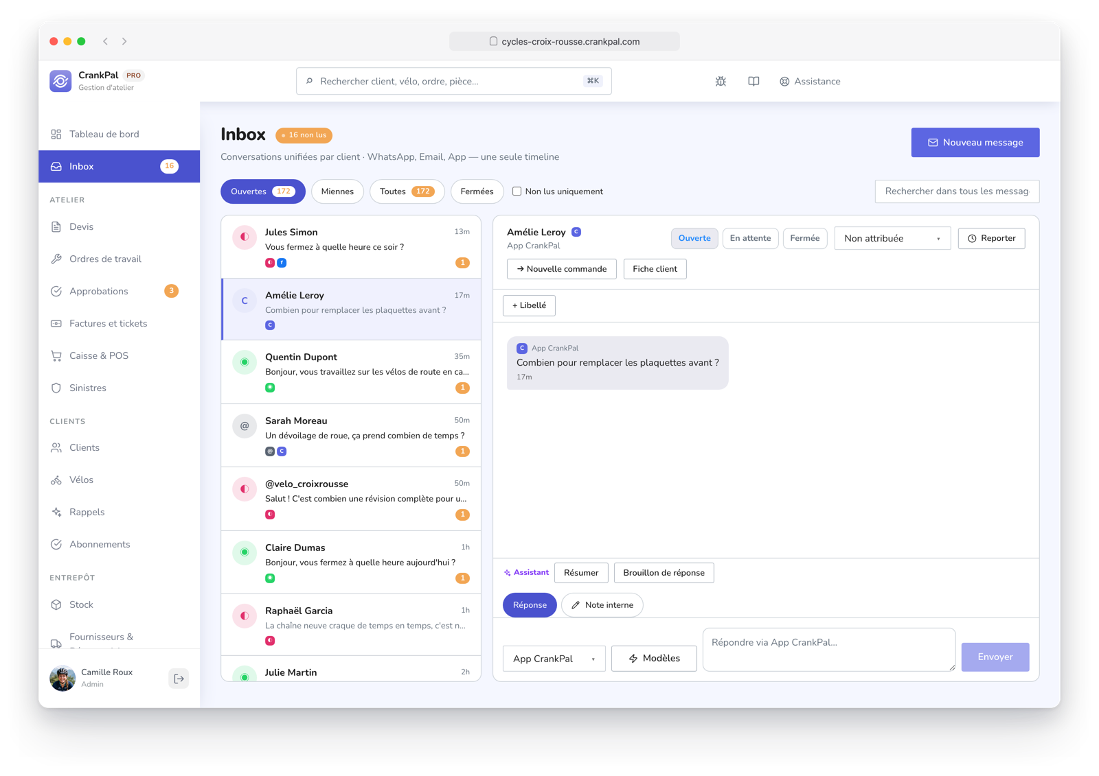 Master Inbox di CrankPal con i messaggi dei clienti da WhatsApp, Email, Facebook, Instagram e app CrankPal in un'unica casella, con la conversazione aperta e il pulsante per aprire la scheda cliente.