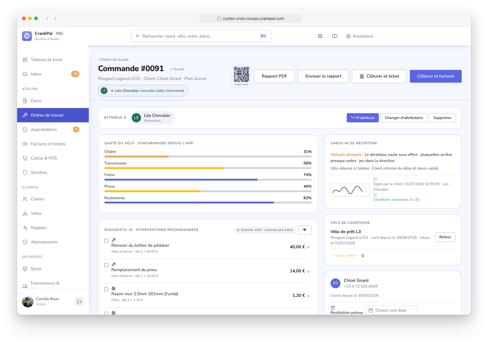 Ordine di lavoro CrankPal con previsione di servizio AI e interventi consigliati, check-in di accettazione con foto e firma, indicatore di presenza live di un collega e chat diretta tra meccanici.