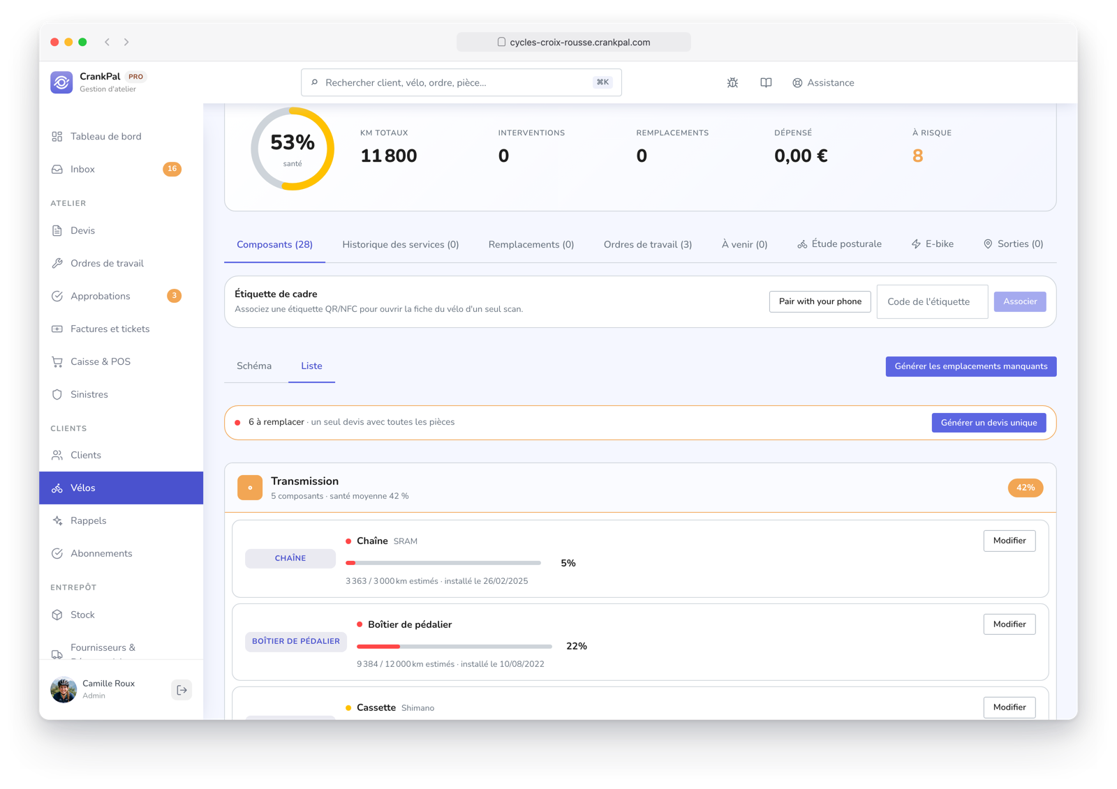 Scheda di una e-bike nel gestionale CrankPal: salute complessiva, chilometri totali, componenti censiti con la percentuale di usura di catena, cassetta e cambio, chilometri percorsi e data di installazione, e il pulsante per generare un preventivo unico con le parti da sostituire.