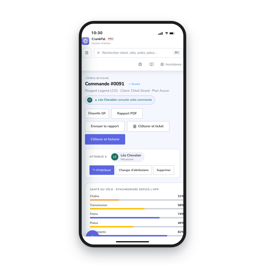 Il gestionale CrankPal aperto su iPhone: l'ordine di lavoro con lo stato, il meccanico assegnato, i pulsanti per chiudere con scontrino o fattura e le barre di salute della bici sincronizzate dall'app.