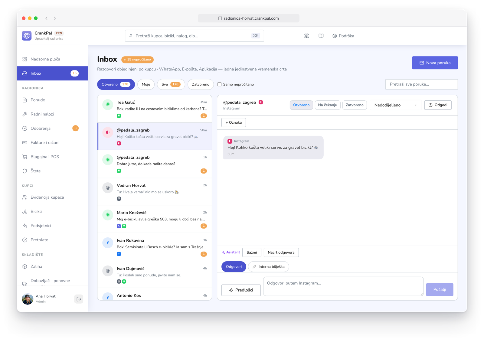 Master Inbox di CrankPal con i messaggi dei clienti da WhatsApp, Email, Facebook, Instagram e app CrankPal in un'unica casella, con la conversazione aperta e il pulsante per aprire la scheda cliente.