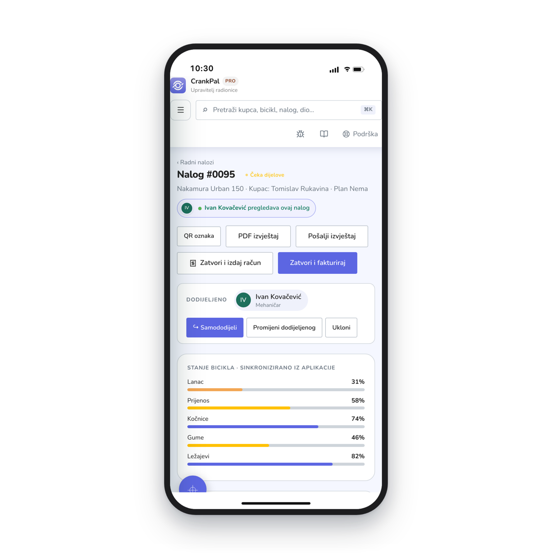 Il gestionale CrankPal aperto su iPhone: l'ordine di lavoro con lo stato, il meccanico assegnato, i pulsanti per chiudere con scontrino o fattura e le barre di salute della bici sincronizzate dall'app.