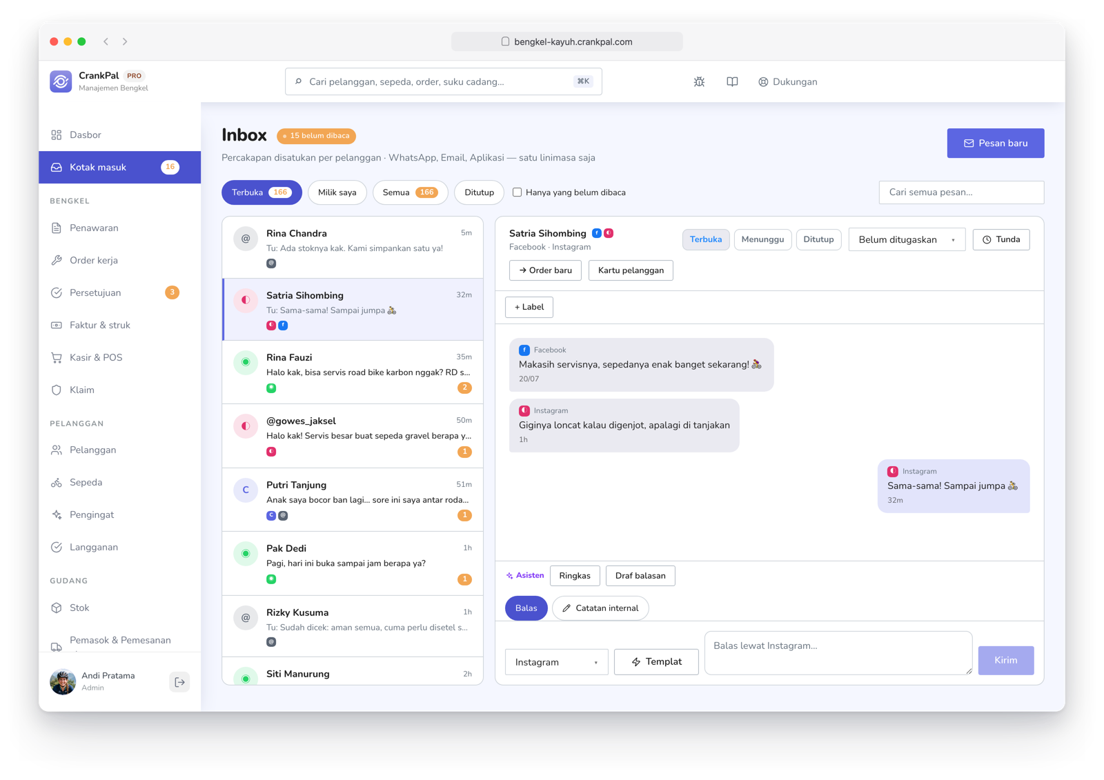 Master Inbox di CrankPal con i messaggi e le prenotazioni dei ciclisti e-bike che trovano il centro sulla mappa dell'app.