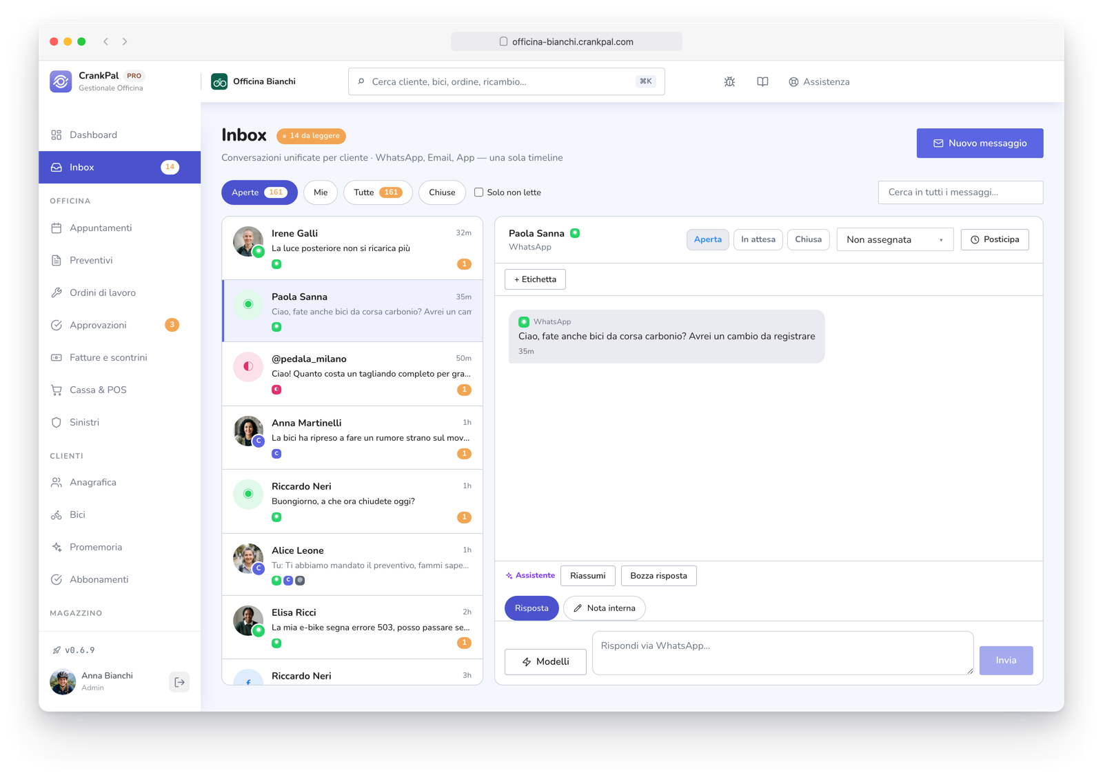 Master Inbox di CrankPal con i messaggi dei clienti da WhatsApp, Email, Facebook, Instagram e app CrankPal in un'unica casella, con la conversazione aperta e il pulsante per aprire la scheda cliente.