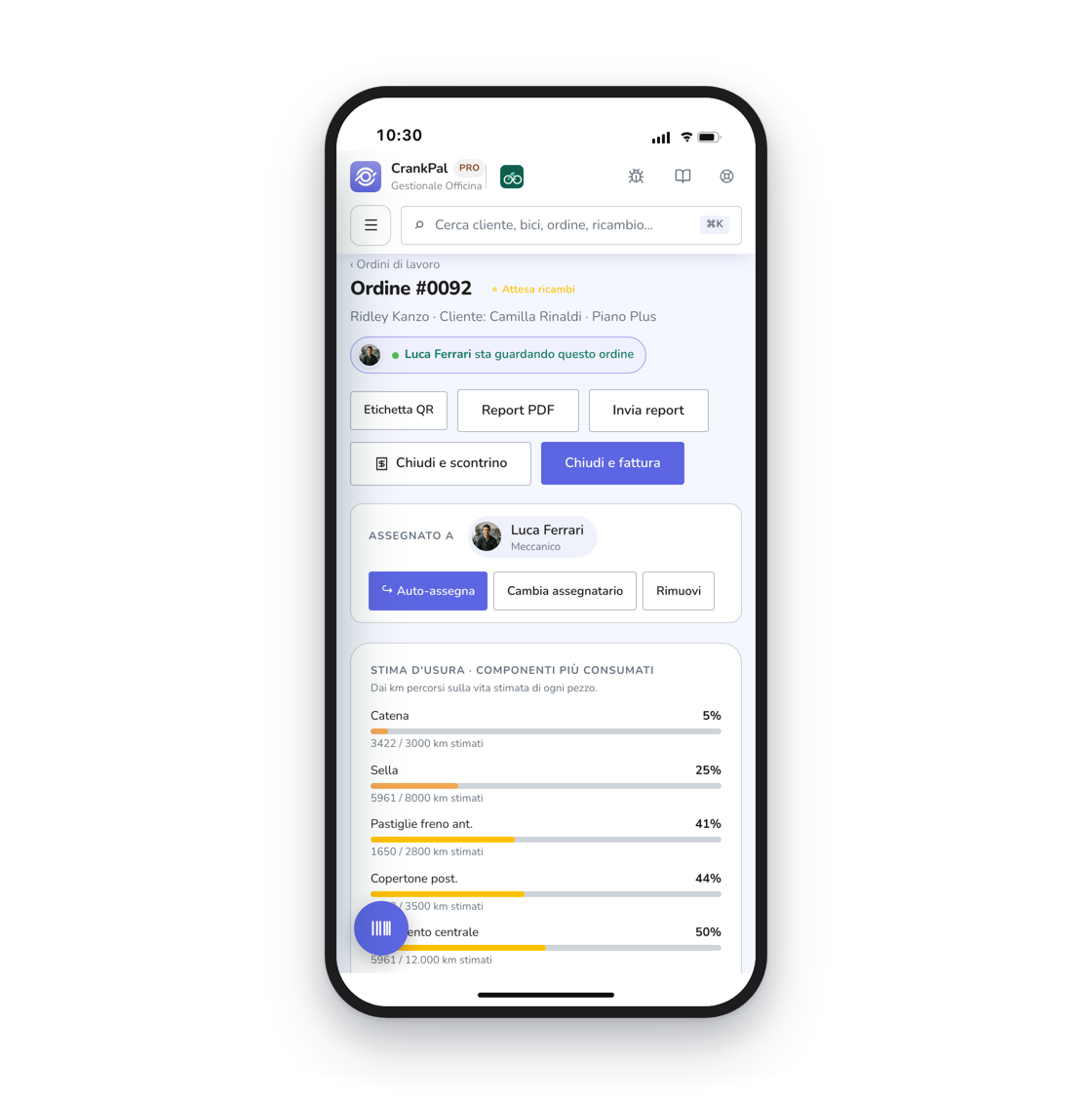 Il gestionale CrankPal aperto su iPhone: l'ordine di lavoro con lo stato, il meccanico assegnato, i pulsanti per chiudere con scontrino o fattura e le barre di salute della bici sincronizzate dall'app.