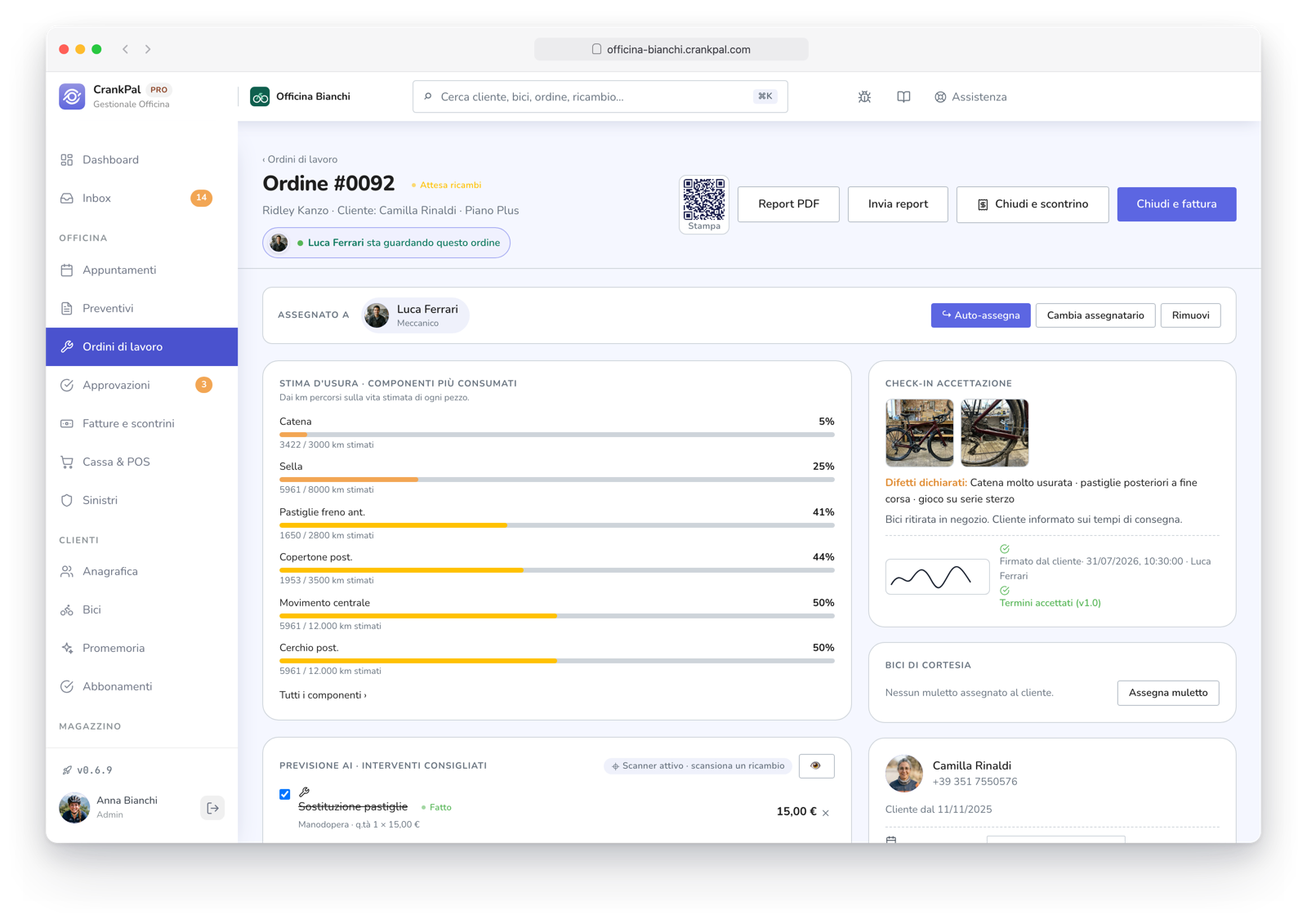 Ordine di lavoro CrankPal con previsione di servizio AI e interventi consigliati, check-in di accettazione con foto e firma, indicatore di presenza live di un collega e chat diretta tra meccanici.