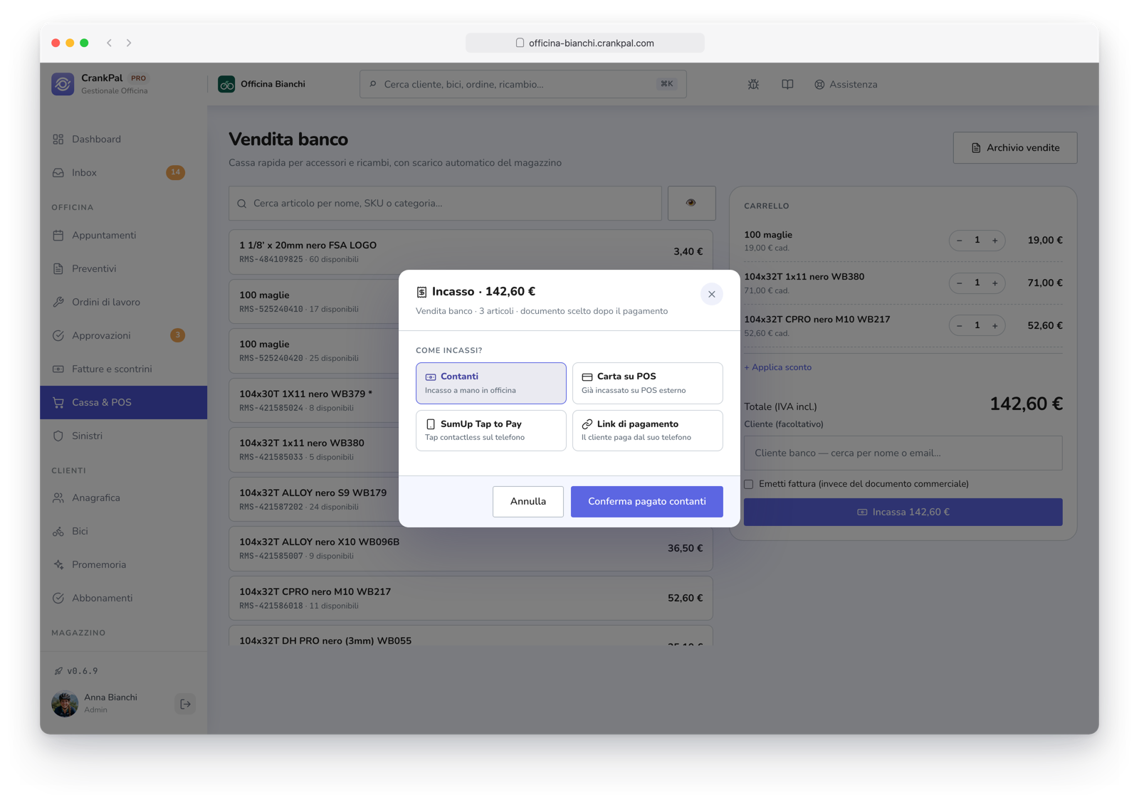Vendita al banco di CrankPal con scarico automatico del magazzino e modale di incasso: contanti, carta su POS, SumUp Tap to Pay e link di pagamento.