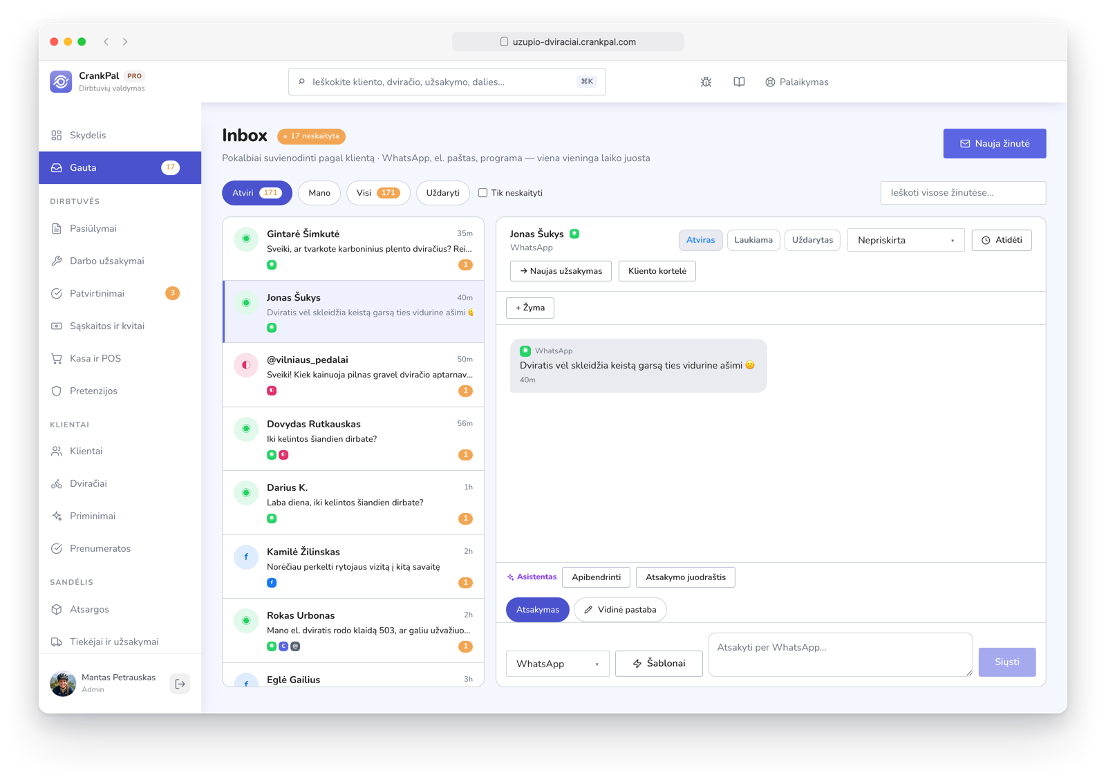 Master Inbox di CrankPal con i messaggi dei clienti da WhatsApp, Email, Facebook, Instagram e app CrankPal in un'unica casella, con la conversazione aperta e il pulsante per aprire la scheda cliente.