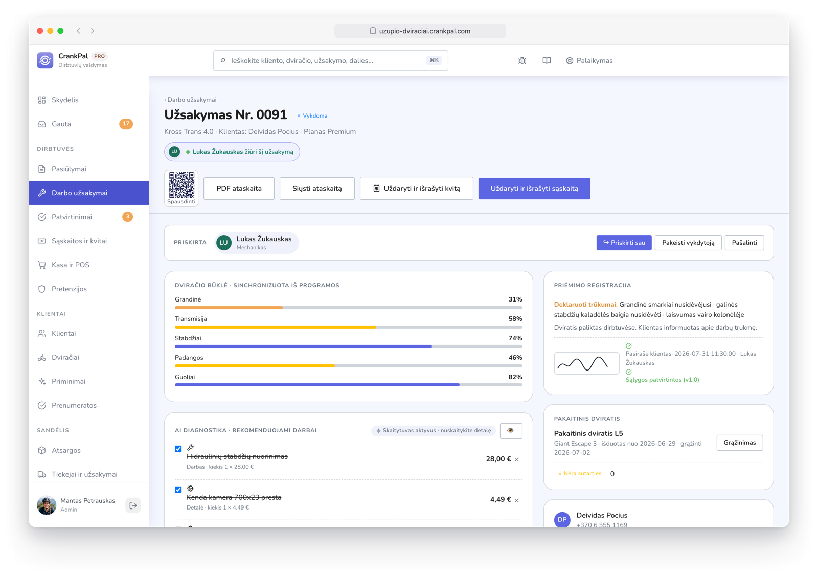 Ordine di lavoro CrankPal con previsione di servizio AI e interventi consigliati, check-in di accettazione con foto e firma, indicatore di presenza live di un collega e chat diretta tra meccanici.