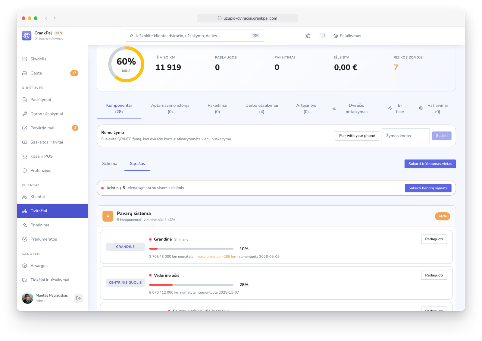 Scheda di una e-bike nel gestionale CrankPal: salute complessiva, chilometri totali, componenti censiti con la percentuale di usura di catena, cassetta e cambio, chilometri percorsi e data di installazione, e il pulsante per generare un preventivo unico con le parti da sostituire.