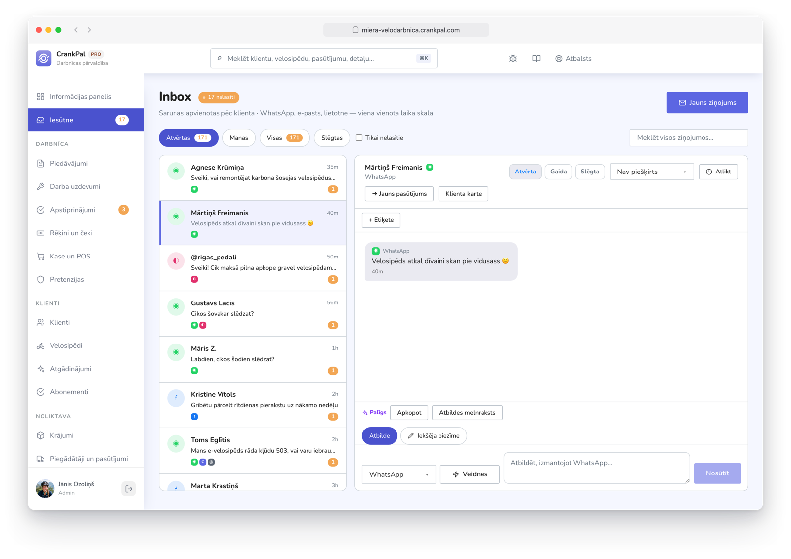 Master Inbox di CrankPal con i messaggi dei clienti da WhatsApp, Email, Facebook, Instagram e app CrankPal in un'unica casella, con la conversazione aperta e il pulsante per aprire la scheda cliente.