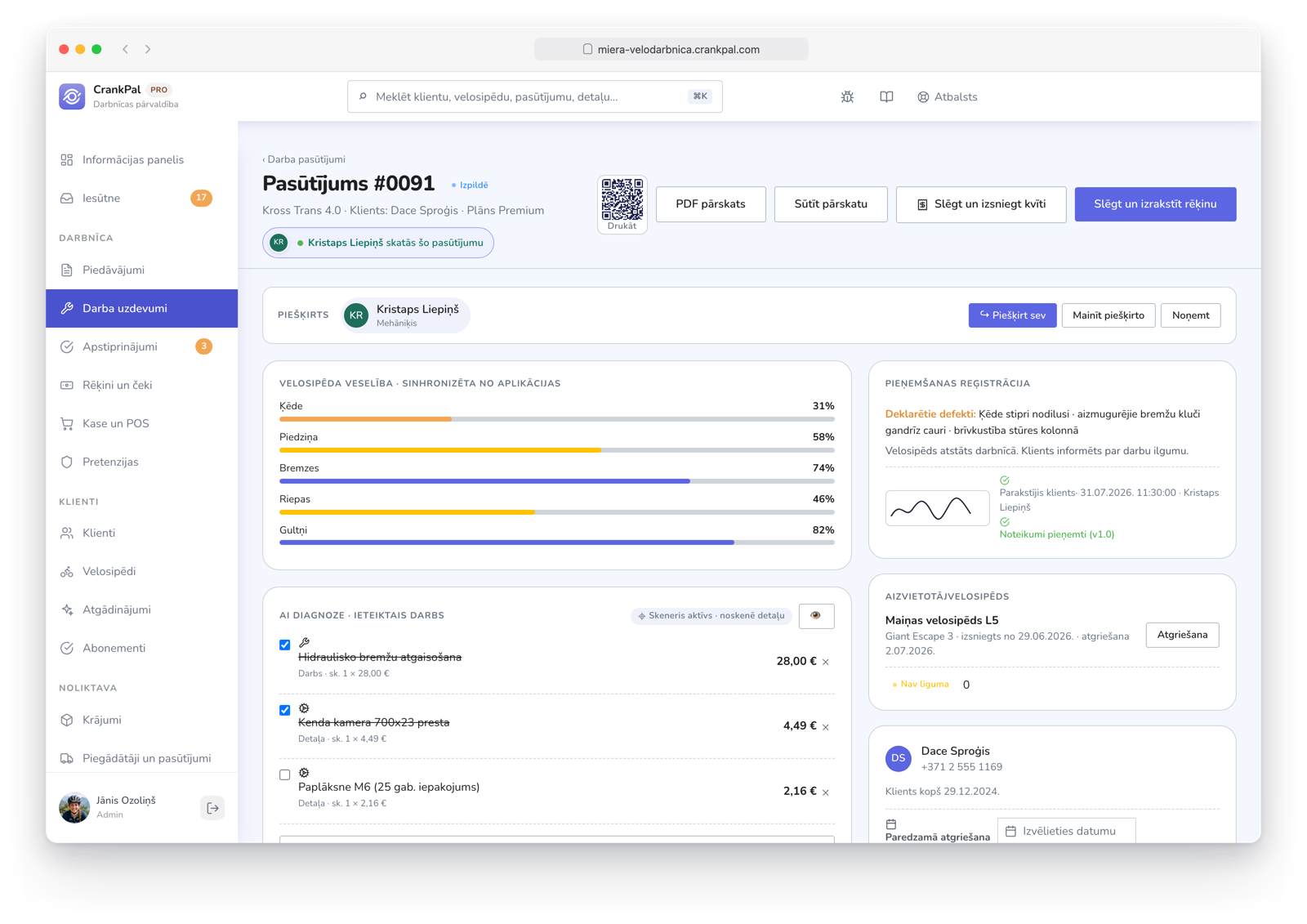 Ordine di lavoro CrankPal con previsione di servizio AI e interventi consigliati, check-in di accettazione con foto e firma, indicatore di presenza live di un collega e chat diretta tra meccanici.