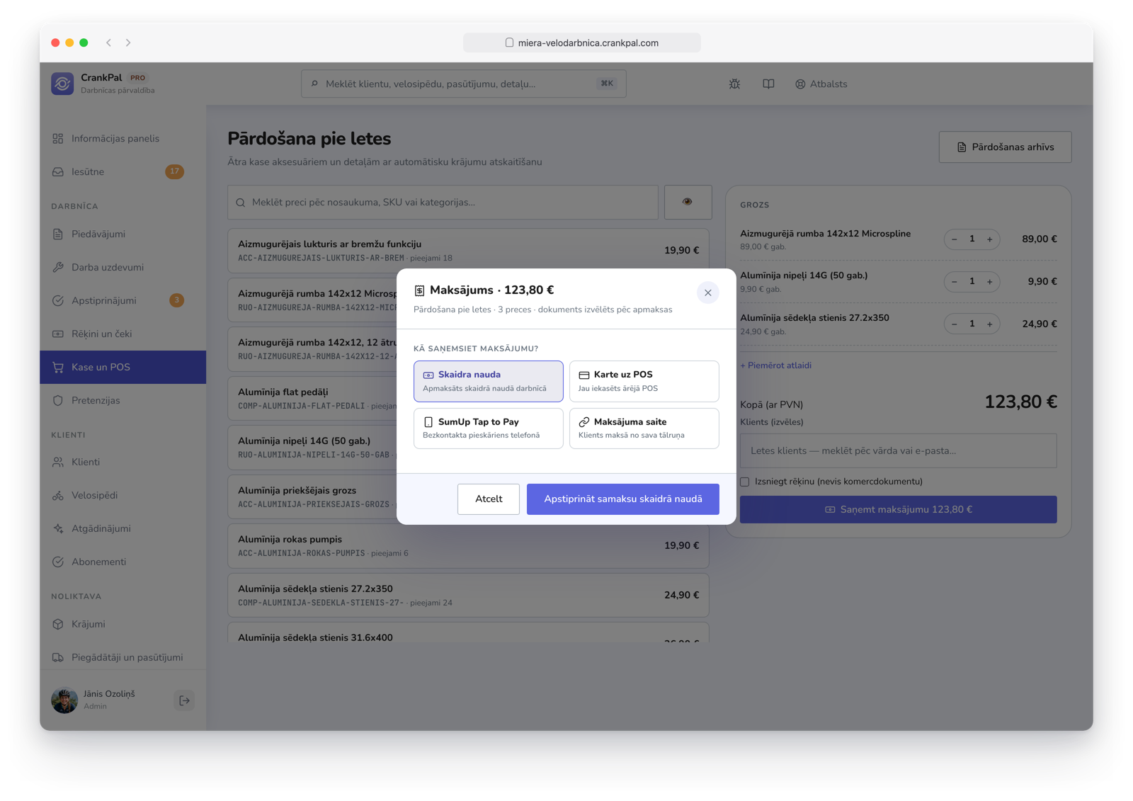 Vendita al banco di CrankPal con scarico automatico del magazzino e modale di incasso: contanti, carta su POS, SumUp Tap to Pay e link di pagamento.