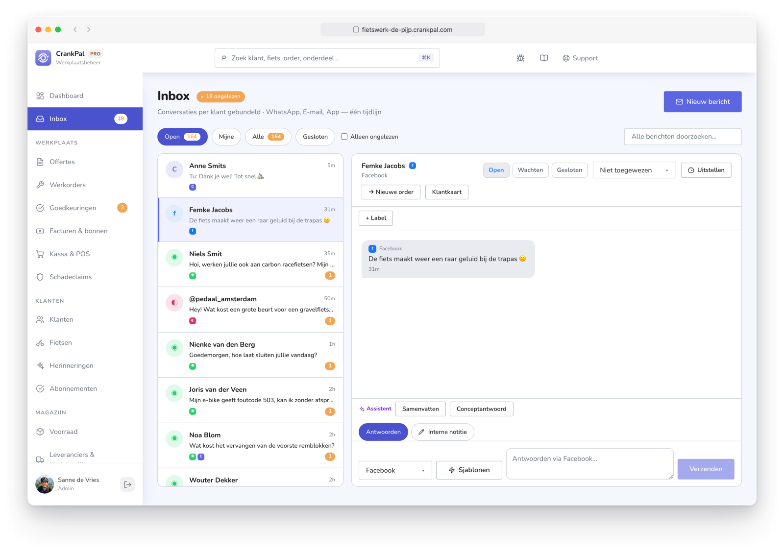 Master Inbox di CrankPal con i messaggi dei clienti da WhatsApp, Email, Facebook, Instagram e app CrankPal in un'unica casella, con la conversazione aperta e il pulsante per aprire la scheda cliente.