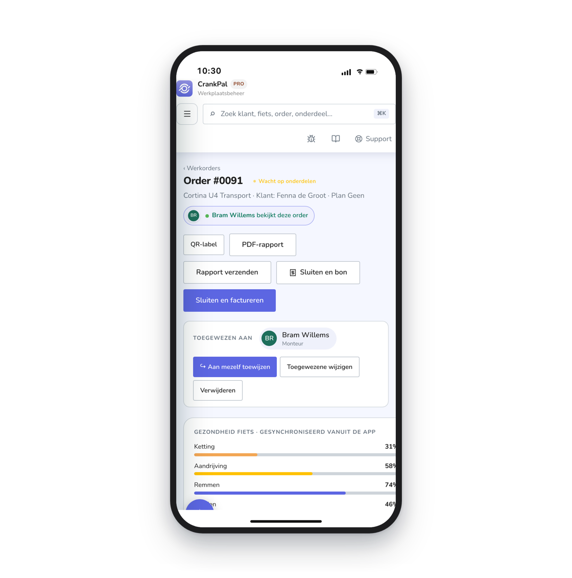 Il gestionale CrankPal aperto su iPhone: l'ordine di lavoro con lo stato, il meccanico assegnato, i pulsanti per chiudere con scontrino o fattura e le barre di salute della bici sincronizzate dall'app.