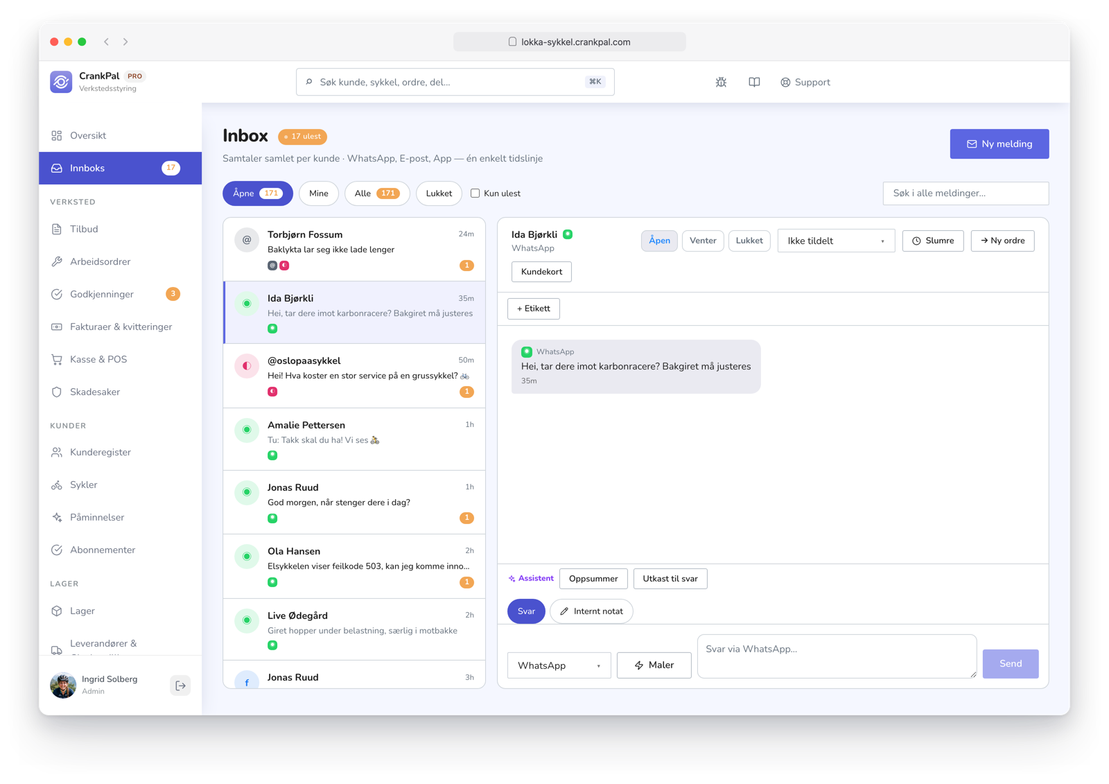 Master Inbox di CrankPal con i messaggi dei clienti da WhatsApp, Email, Facebook, Instagram e app CrankPal in un'unica casella, con la conversazione aperta e il pulsante per aprire la scheda cliente.
